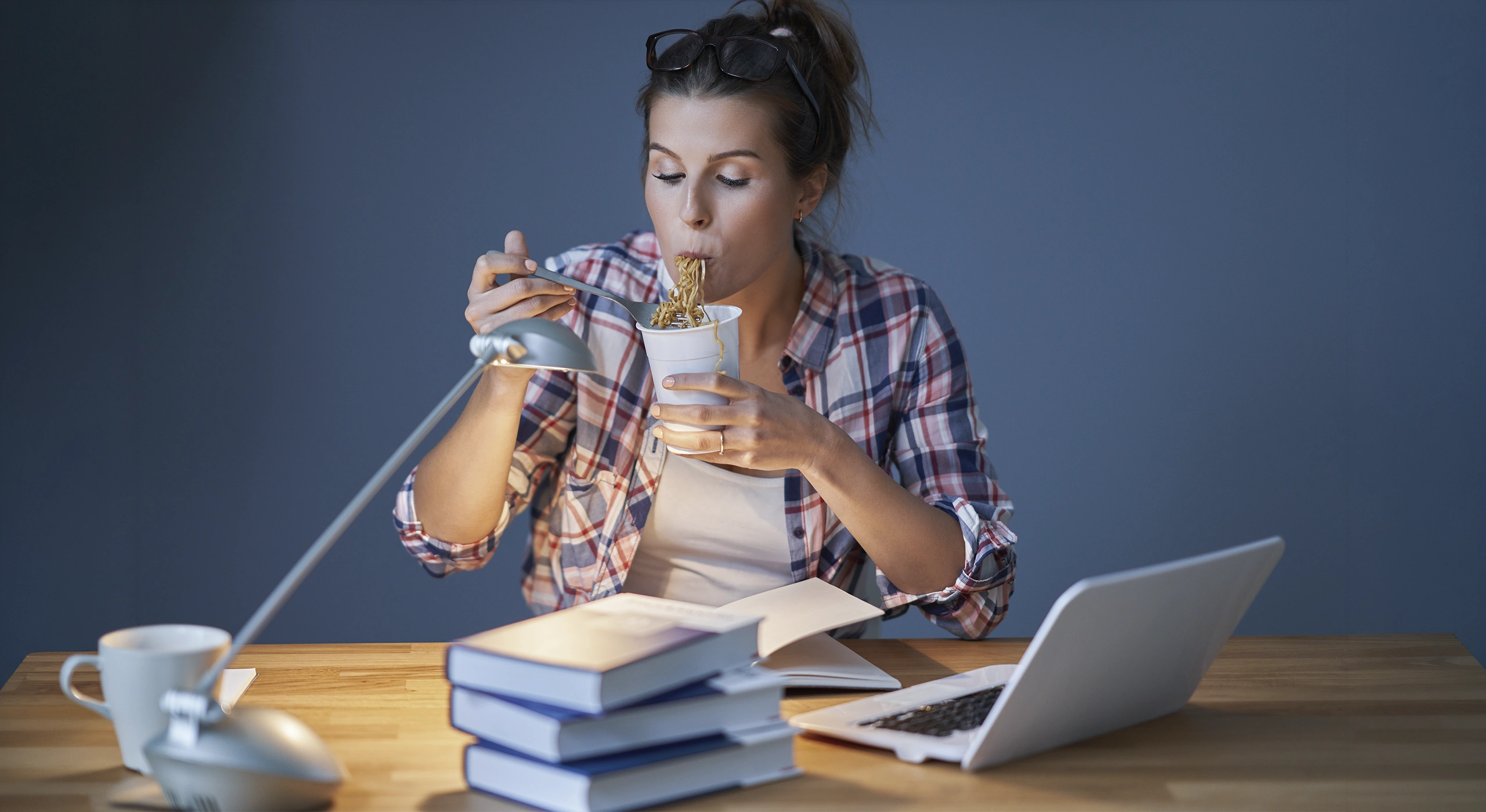 Opositor organizando su rutina de estudio y cuidado personal para afrontar la preparación como un maratón o Ironman intelectual.