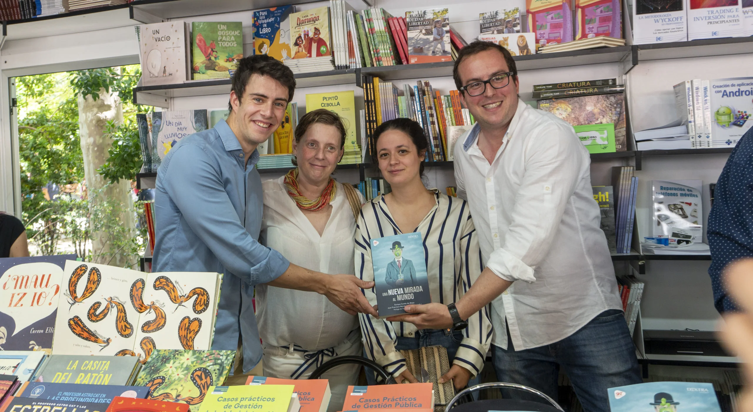 Caseta de Ediciones SKR presentando el ensayo de actualidad Una nueva mirada al mundo en la Feria del Libro de Madrid.