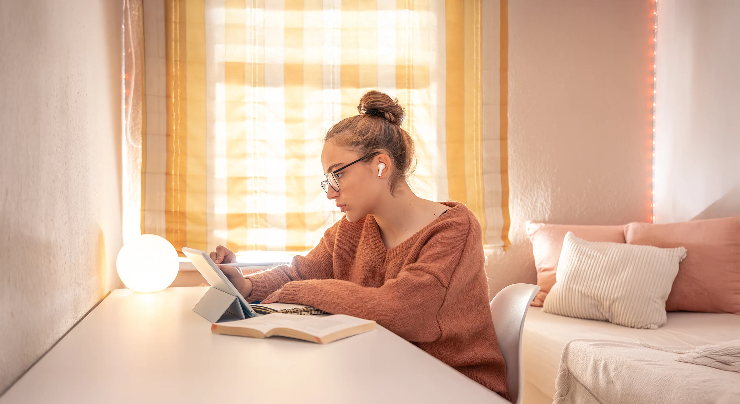 Alumna de la academia de oposiciones SKR estudiando para su plaza.