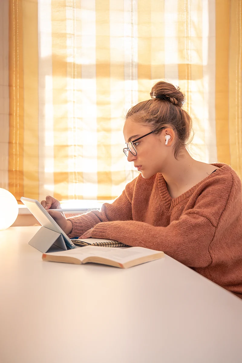 Alumna de la academia de oposiciones SKR estudiando para su plaza.