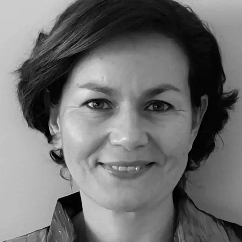 Cristina Sosa, experta en formaciones de la academia de oposiciones SKR.