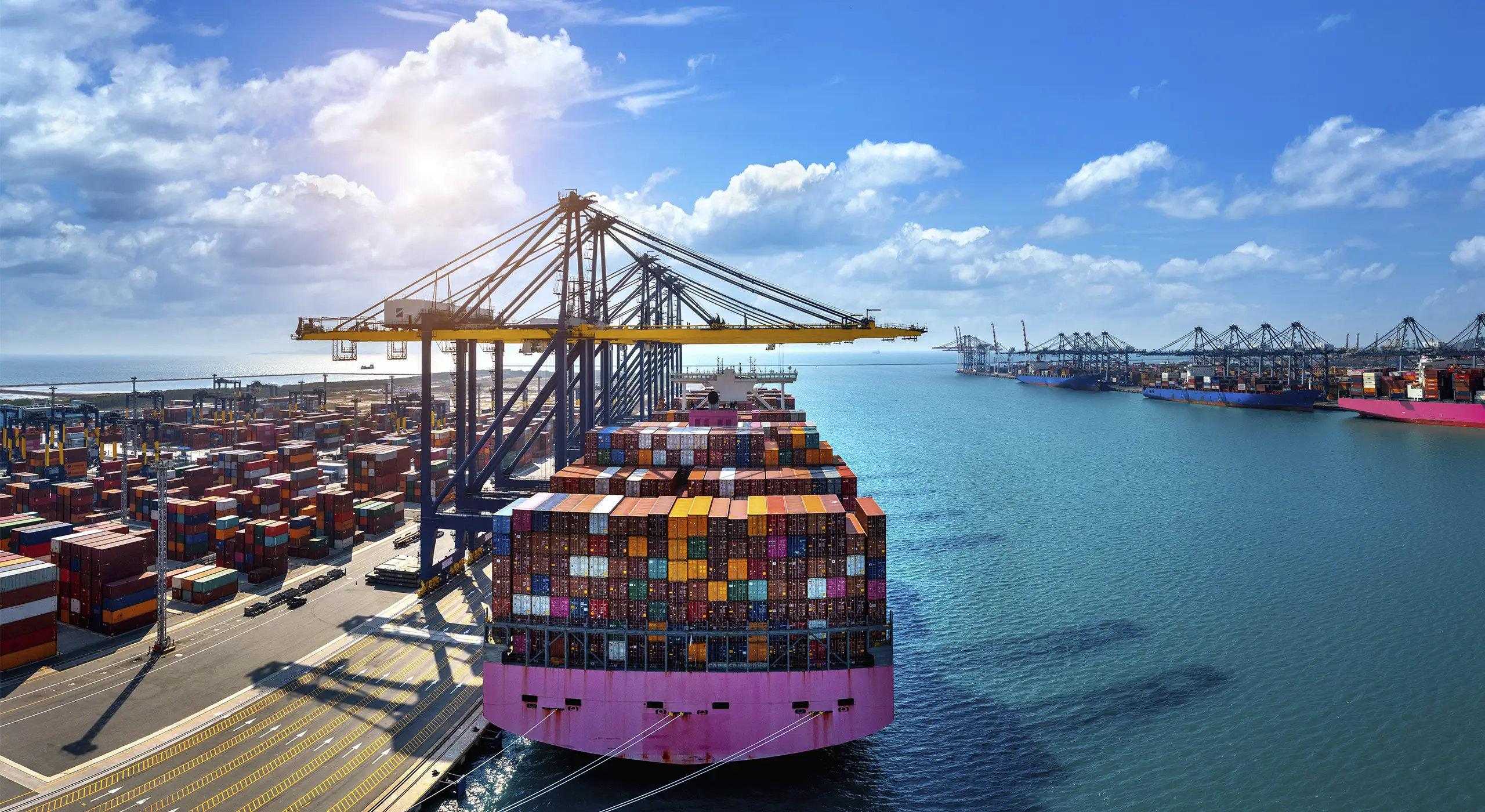 Cabecera del Máster en Derecho Aduanero y Comercio Internacional para la versión escritorio